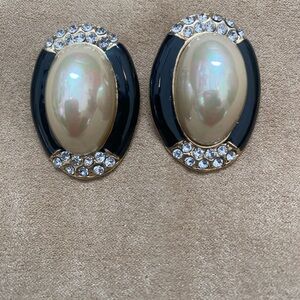 Elegant Vintage oval black & faux pearl clip on earrings